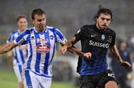 PESCARA, ITALY - OCTOBER 26:  Hugo Campagnaro of Pescara Calcio and Alberto Paloschi of Atalanta BC in action during the Serie A match between Pescara Calcio and Atalanta BC at Adriatico Stadium on October 26, 2016 in Pescara, Italy.  (Photo by Giuseppe Bellini/Getty Images)